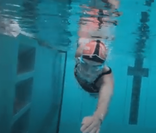 Nageur analysé sous l'eau pendant une séance de coaching en natation chez Finisher Triathlon, montrant la technique de nage en détail.
